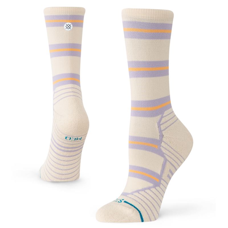 Nogavice STANCE Beam Stripe OAT M Crew Med v naravni oat barvi s črtastim vzorcem. Srednje visoke nogavice za udobno vsakodnevno nošenje, šport in prosti čas.