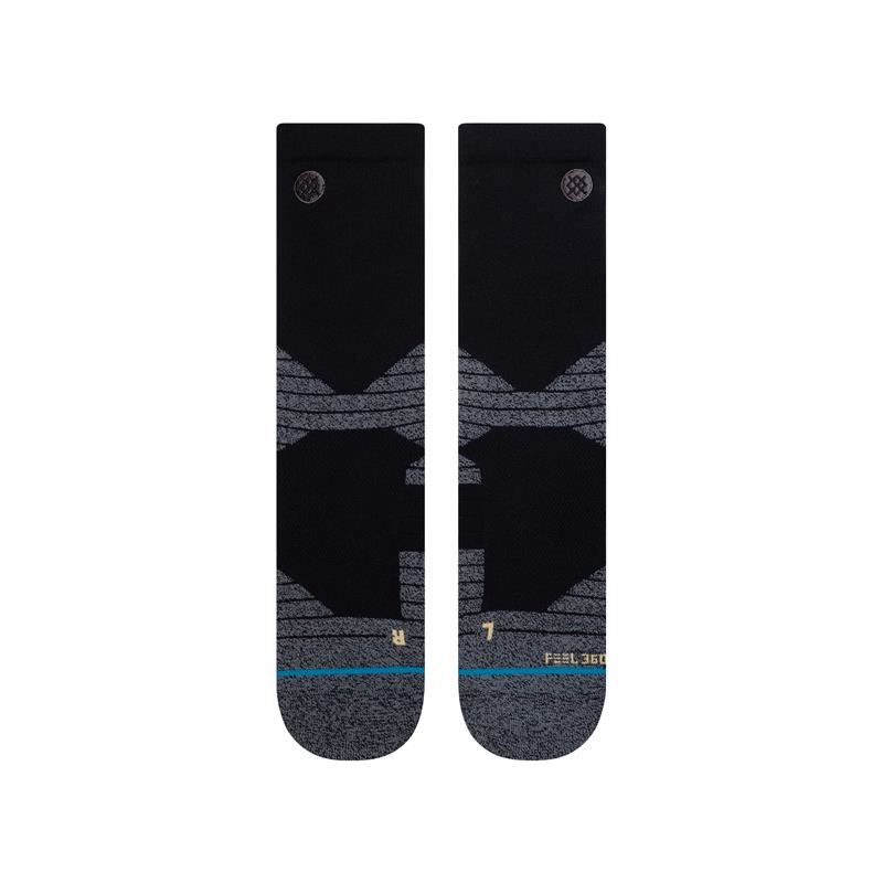 Črne športne nogavice Stance ICON SPORT CREW BLACK M z srednjo višino (crew). Nogavice imajo minimalističen dizajn v črni barvi z diskretnim logotipom Stance. Namenjene so športnim aktivnostim in vsakodnevni uporabi, z udobnim prileganjem ter blaženjem stopala.