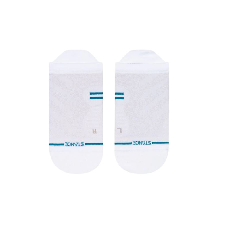 Stance Run Ultra Light Tab White – izjemno lahke tekaške nogavice v beli barvi z nizkim (tab) krojem, zasnovane za maksimalno zračnost, udobje in podporo pri športnih aktivnostih.