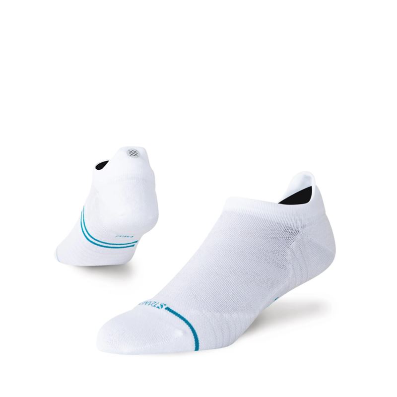 Stance Run Ultra Light Tab White – izjemno lahke tekaške nogavice v beli barvi z nizkim (tab) krojem, zasnovane za maksimalno zračnost, udobje in podporo pri športnih aktivnostih.