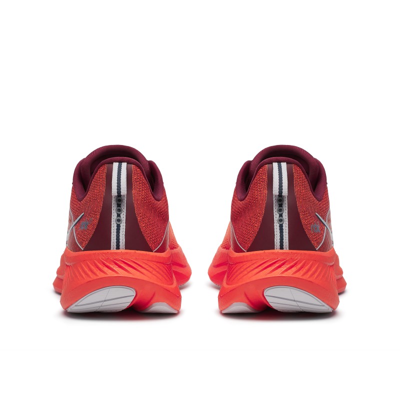 Čas pred vsemi možnimi zasloni nam vedno bolj krade čas za trening. Zato so se pri Saucony odločili, da nekaj storijo glede tega. Saucony Ride 17 je popolna preobrazba prejšnjega modela vse od podplata navzgor