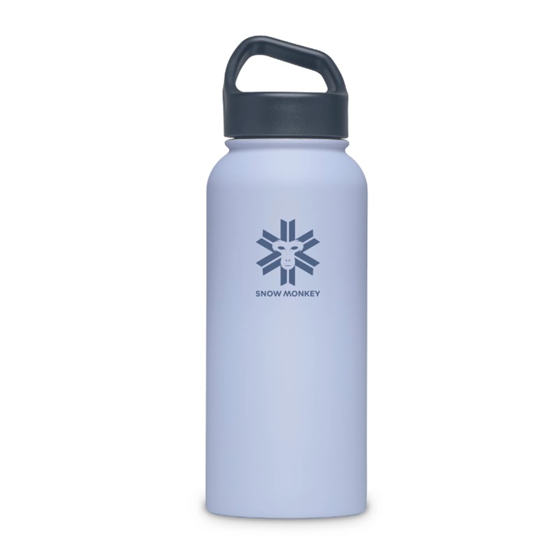Velika termo steklenica SnowMonkey Traveler v barvi Arctic z dejansko prostornino 0,96 litra, vakuumsko izolacijo in priročnim držalom.