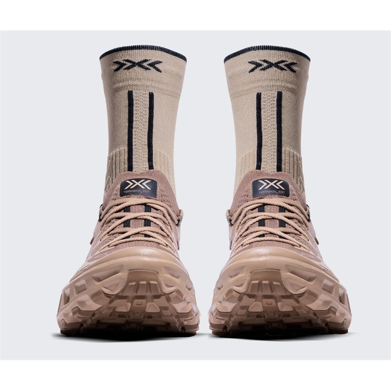 Bež unisex trail tekaške superge X-BIONIC TERRASKIN X01 Sand Dark Sand z Vibram MegaGrip podplatom.