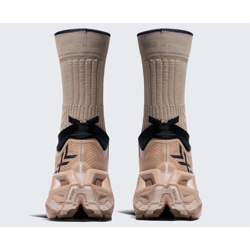Bež unisex trail tekaške superge X-BIONIC TERRASKIN X01 Sand Dark Sand z Vibram MegaGrip podplatom.