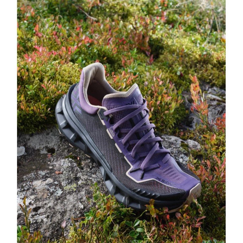 Vijolično-črne unisex trail superge X-BIONIC TERRASKIN X03 Deep Purple X Black Sand z Vibram MegaGrip podplatom