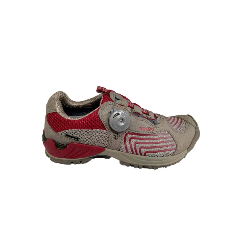 Ženski pohodni čevlji TREKSTA KOBRA 212 GTX z GORE-TEX membrano, ki zagotavlja, da ostanete suhi tudi v najtežjih vremenskih pogojih. BOA sistem zavezovanja je najenostavnejši način trenutno na trgu.