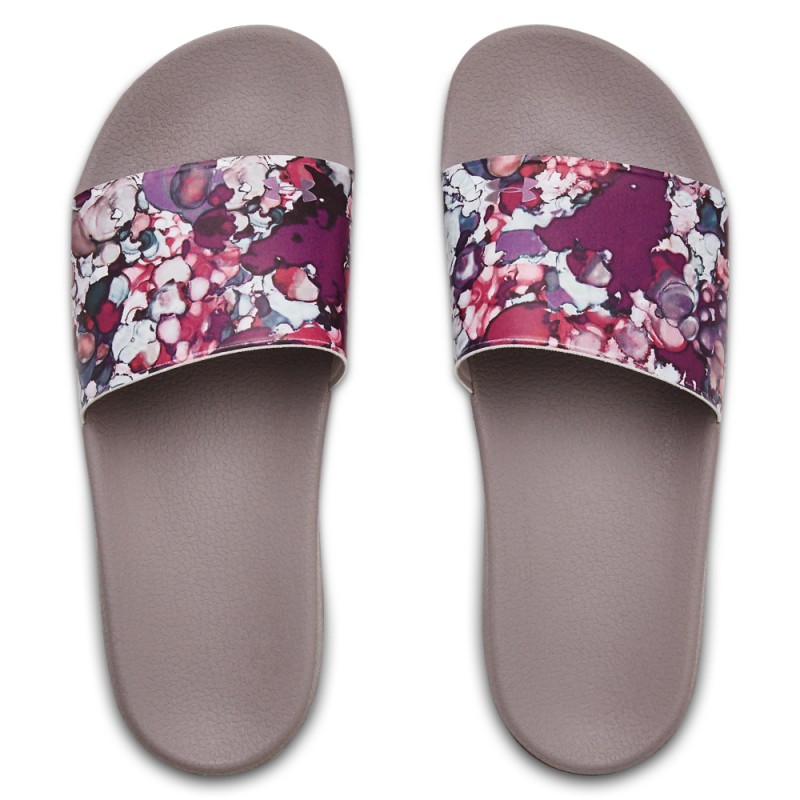 Ženski natikači UA CORE REMIX imajo celotno oblikovano podnožje EVA, ki zagotavlja večje udobje za celodnevno nošenje. Fiksni pašček z mehko blazino spodaj za izjemno udobje. 