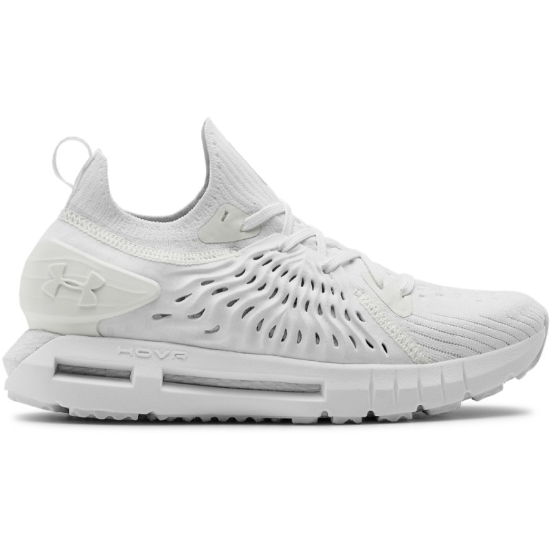 Ženske superge UA HOVR PHANTOM RN so izjemno udobne in raztegljivega materiala. Udobje prihaja iz anatomsko oblikovane notranjosti, pletenega zgornjega dela pri gležnju in ostalega pletenega materiala, ki vašo nogo izjemno dobro oprime.