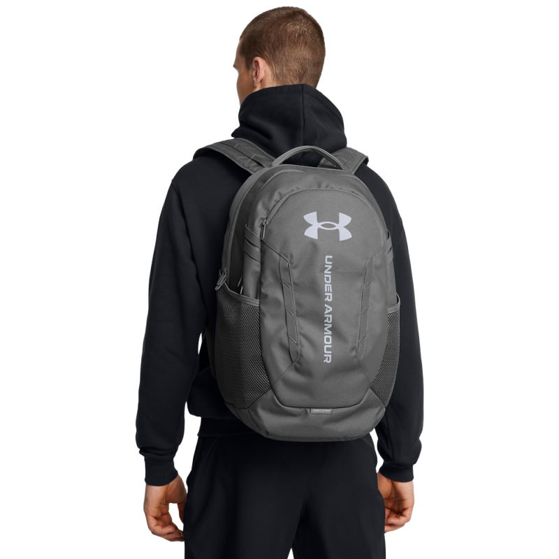 Discover the Under Armour Hustle 6.0 backpack, ideal for active individuals. Equipped with UA Storm technology, this backpack repels water and provides protection. It has a soft compartment for a laptop, a secure zip pocket, and a side pocket for a water bottle.