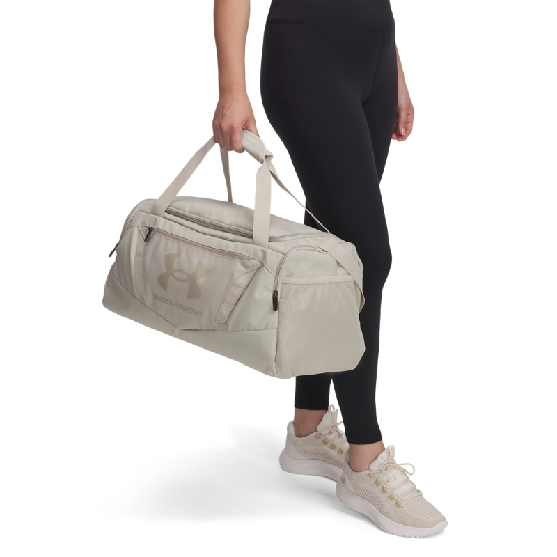 Odkrijte Under Armour Undeniable 5.0 Medium – idealna športna torba, zasnovana za aktivne posameznike. Opremljena s tehnologijo UA Storm za vodoodbojno zaščito in nudi prostorne žepe. Popolna izbira za vsakodnevne športne aktivnosti!