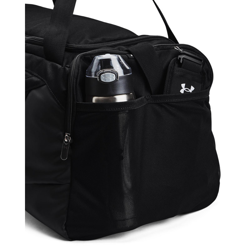 Športna torba Undeniable 5.0 Medium Under Armour je idealna izbira za aktivne posameznike. Z vodoodbojno zaščito, prostornino 58 litrov in številnimi praktičnimi žepi, je ta torba zasnovana za funkcionalnost in trajnost. Popolna za športne aktivnosti!