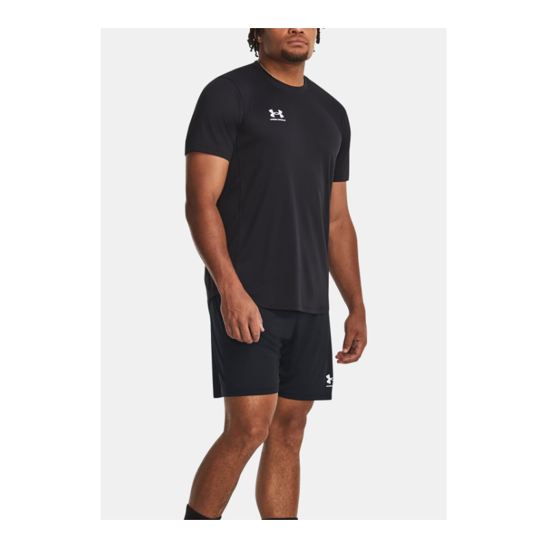 The UNDER ARMOUR MS CH. KNIT 1379507-001 men's shorts in black are made from lightweight knit that dries quickly and effectively wicks away sweat. Mesh side panels provide additional breathability, while the padded elastic waistband features an internal drawstring.