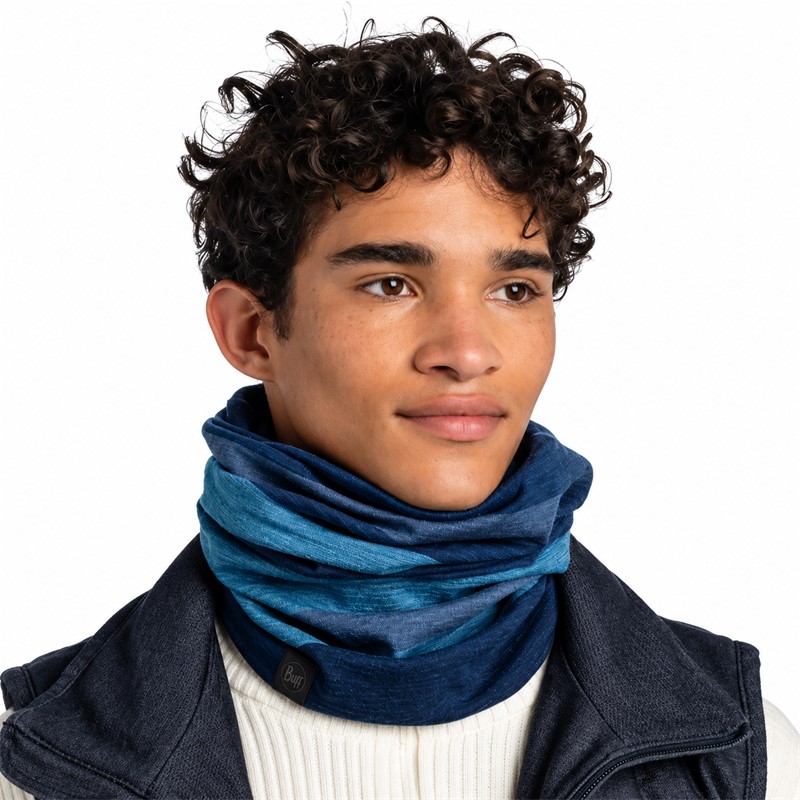 Originalna večnamenska tuba BUFF® Merino Move Block Denim v sodobni modri barvni kombinaciji. Izdelana iz 91 % merino volne, 8 % poliamida in 1 % elastana, z gramaturo 205 g/m², naravno termoregulacijo in brezšivno konstrukcijo. Primerna za pohodništvo, sprehode, potovanja in vsakodnevno uporabo v hladnejšem vremenu.