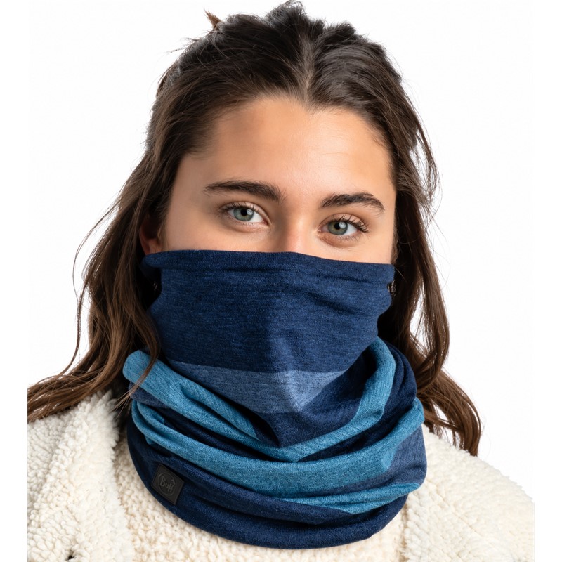 Originalna večnamenska tuba BUFF® Merino Move Block Denim v sodobni modri barvni kombinaciji. Izdelana iz 91 % merino volne, 8 % poliamida in 1 % elastana, z gramaturo 205 g/m², naravno termoregulacijo in brezšivno konstrukcijo. Primerna za pohodništvo, sprehode, potovanja in vsakodnevno uporabo v hladnejšem vremenu.