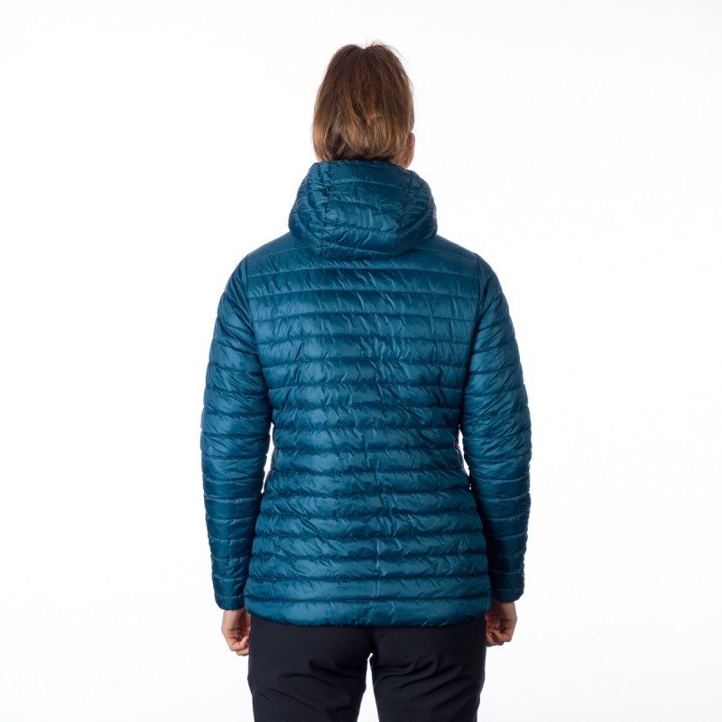 Lahka, priročna izolacijska jakna, zasnovana za hladno vreme. Ohranja toploto, izdelana je iz trpežnih materialov, ima preverjen kroj in univerzalno uporabnost. Ovratnik je ojačan z izolacijo, fiksna 2D kapuca pa ščiti pred izgubo toplote. 