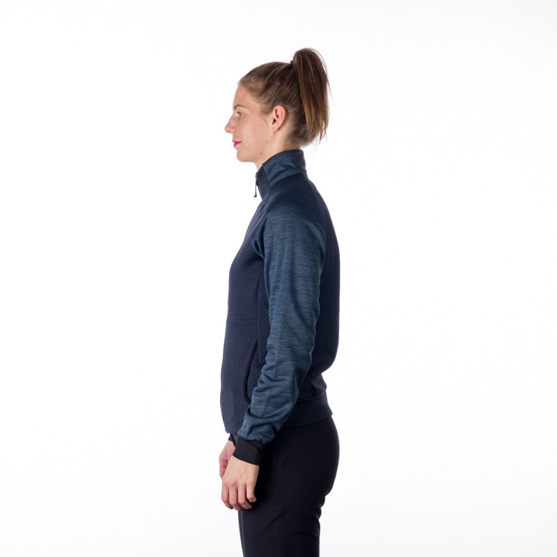 The warm pullover made of mélange fleece is suitable as a universal mid-layer. As a second layer, it has countless uses throughout the year. Thanks to its airy construction, it effectively wicks away sweat. It features two practical pockets in the front.
