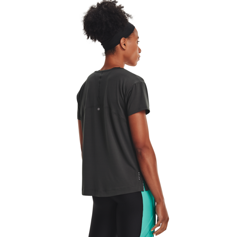 Ženska majica UA RUSH ENERGY je primerna za različne športne aktivnosti. Tehnologija UA RUSH™ pripomore k odličnem prileganju in poskrbi, da ostanemo suhi. Štirismerno raztegljiva tkanina pa poskrbi, da nas majica ne ovira pri športnih aktivnostih.