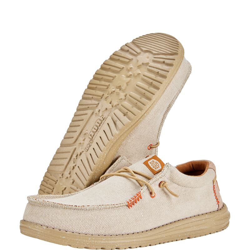 Ženska obutev HEYDUDE WALLY COASTLINE JUTE 40952 prikazuje lahek in sproščen model superg z naravnim, teksturiranim videzom jute. Material daje obutvi poletno, ekološko navdahnjen značaj ter zagotavlja dobro zračnost in prijeten občutek pri nošenju. Minimalističen dizajn “coastline” poudarja vsestranskost in enostavno kombiniranje z vsakodnevnimi oblačili. Mehka konstrukcija omogoča udobno prileganje stopalu, lahek podplat pa nudi dobro blaženje in stabilnost pri hoji, zato je model primeren za prosti čas