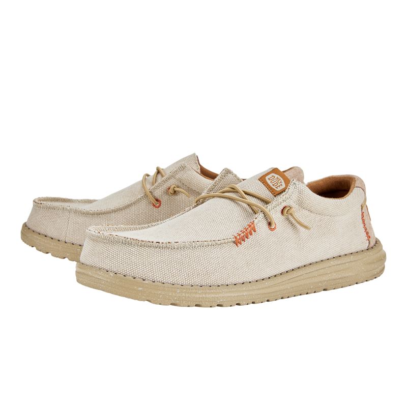 Ženska obutev HEYDUDE WALLY COASTLINE JUTE 40952 prikazuje lahek in sproščen model superg z naravnim, teksturiranim videzom jute. Material daje obutvi poletno, ekološko navdahnjen značaj ter zagotavlja dobro zračnost in prijeten občutek pri nošenju. Minimalističen dizajn “coastline” poudarja vsestranskost in enostavno kombiniranje z vsakodnevnimi oblačili. Mehka konstrukcija omogoča udobno prileganje stopalu, lahek podplat pa nudi dobro blaženje in stabilnost pri hoji, zato je model primeren za prosti čas