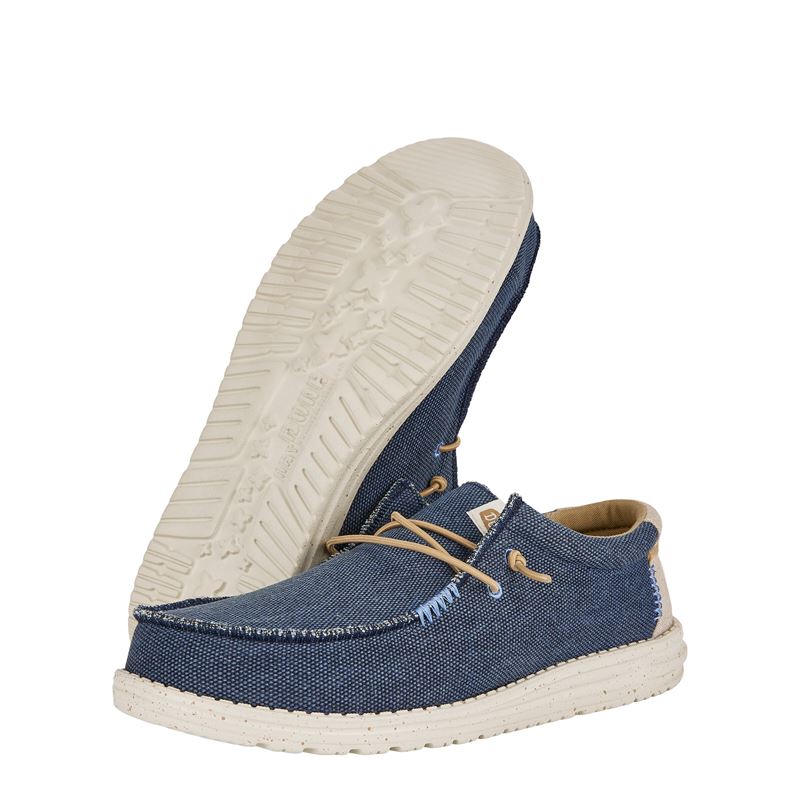 Ženska obutev HEYDUDE WALLY COASTLINE JUTE 40952 prikazuje lahek in sproščen model superg z naravnim, poletnim videzom. Zgornji del iz jute daje obutvi teksturiran, ekološko navdahnjen značaj ter zagotavlja zračnost in prijeten občutek pri nošenju. Minimalističen “coastline” dizajn poudarja vsestranskost in enostavno kombiniranje z lahkotnimi oblačili. Mehka konstrukcija omogoča udobno prileganje stopalu, lahek podplat pa nudi dobro blaženje in stabilnost pri hoji, zato je model primeren za prosti čas.