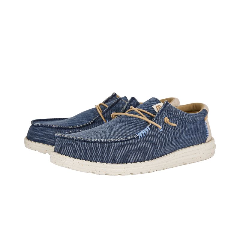 Ženska obutev HEYDUDE WALLY COASTLINE JUTE 40952 prikazuje lahek in sproščen model superg z naravnim, poletnim videzom. Zgornji del iz jute daje obutvi teksturiran, ekološko navdahnjen značaj ter zagotavlja zračnost in prijeten občutek pri nošenju. Minimalističen “coastline” dizajn poudarja vsestranskost in enostavno kombiniranje z lahkotnimi oblačili. Mehka konstrukcija omogoča udobno prileganje stopalu, lahek podplat pa nudi dobro blaženje in stabilnost pri hoji, zato je model primeren za prosti čas.