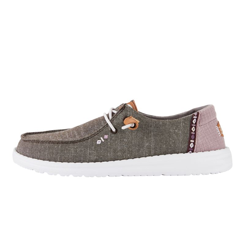 Ženska obutev HEYDUDE WENDY CHAMBRAY BOHO 40729 prikazuje lahek in udoben model superg z naravnim, sproščenim boho videzom. Chambray zgornji del daje obutvi mehko teksturo in prijeten, zračen občutek pri nošenju. Sproščen dizajn z boho detajli poudarja vsakodnevno uporabnost in modno preprostost. Mehka konstrukcija omogoča enostavno obuvanje in udobno prileganje stopalu, lahek podplat pa zagotavlja dobro blaženje in stabilnost pri hoji, zato je model primeren za prosti čas.