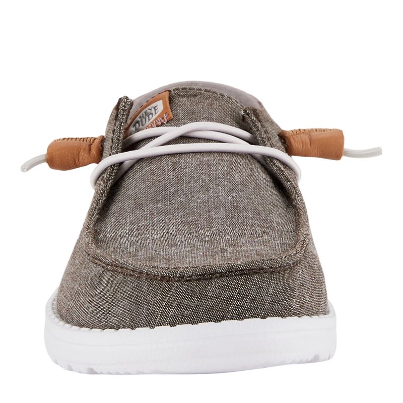 Ženska obutev HEYDUDE WENDY CHAMBRAY BOHO 40729 prikazuje lahek in udoben model superg z naravnim, sproščenim boho videzom. Chambray zgornji del daje obutvi mehko teksturo in prijeten, zračen občutek pri nošenju. Sproščen dizajn z boho detajli poudarja vsakodnevno uporabnost in modno preprostost. Mehka konstrukcija omogoča enostavno obuvanje in udobno prileganje stopalu, lahek podplat pa zagotavlja dobro blaženje in stabilnost pri hoji, zato je model primeren za prosti čas.