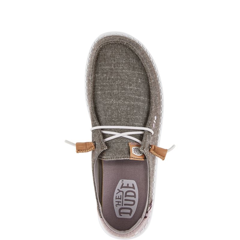 Ženska obutev HEYDUDE WENDY CHAMBRAY BOHO 40729 prikazuje lahek in udoben model superg z naravnim, sproščenim boho videzom. Chambray zgornji del daje obutvi mehko teksturo in prijeten, zračen občutek pri nošenju. Sproščen dizajn z boho detajli poudarja vsakodnevno uporabnost in modno preprostost. Mehka konstrukcija omogoča enostavno obuvanje in udobno prileganje stopalu, lahek podplat pa zagotavlja dobro blaženje in stabilnost pri hoji, zato je model primeren za prosti čas.