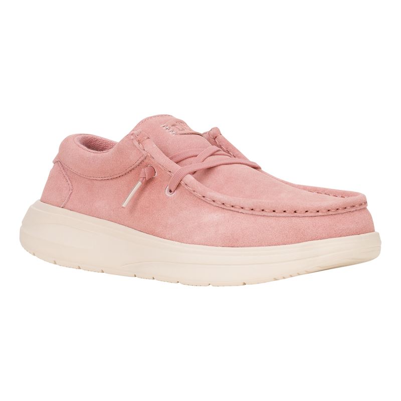 Ženska obutev HEYDUDE WENDY COMF SUEDE 42641 prikazuje udoben in elegantno sproščen model superg iz mehkega suede materiala. Zgornji del daje obutvi bolj prefinjen videz, hkrati pa ohranja značilno lahkotnost in fleksibilnost HEYDUDE modelov. Mehka konstrukcija omogoča enostavno obuvanje in dobro prileganje stopalu. Lahek podplat zagotavlja udobno blaženje in stabilnost pri vsakodnevni hoji, zato je model primeren za prosti čas, sprehode in sproščene, a urejene modne kombinacije.