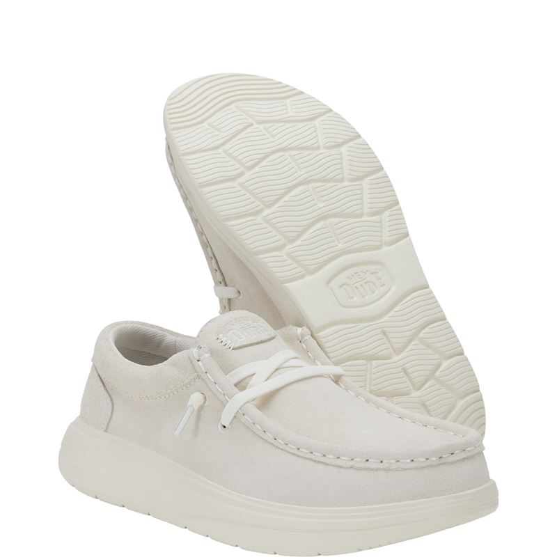 Ženska obutev HEYDUDE WENDY COMF SUEDE 42641 prikazuje eleganten, a hkrati sproščen model superg iz mehkega suede materiala. Zgornji del daje obutvi prefinjen videz, ki se lepo dopolnjuje z minimalističnim dizajnom. Mehka in lahka konstrukcija omogoča enostavno obuvanje ter udobno prileganje stopalu. Lahek podplat poskrbi za dobro blaženje in stabilnost pri hoji, zato je model primeren za vsakodnevno nošenje, sprehode in sproščene modne kombinacije.