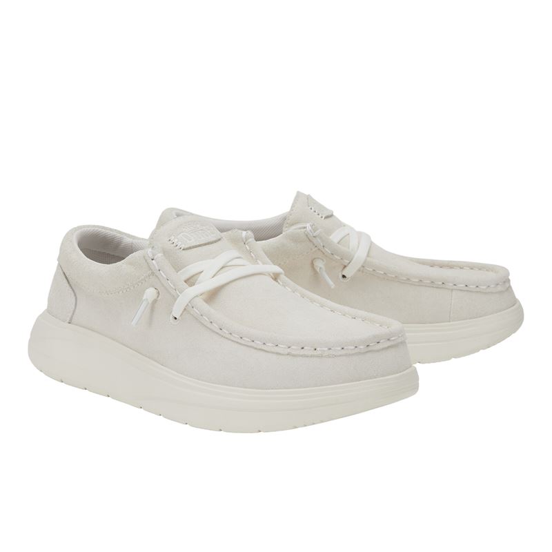 Ženska obutev HEYDUDE WENDY COMF SUEDE 42641 prikazuje eleganten, a hkrati sproščen model superg iz mehkega suede materiala. Zgornji del daje obutvi prefinjen videz, ki se lepo dopolnjuje z minimalističnim dizajnom. Mehka in lahka konstrukcija omogoča enostavno obuvanje ter udobno prileganje stopalu. Lahek podplat poskrbi za dobro blaženje in stabilnost pri hoji, zato je model primeren za vsakodnevno nošenje, sprehode in sproščene modne kombinacije.