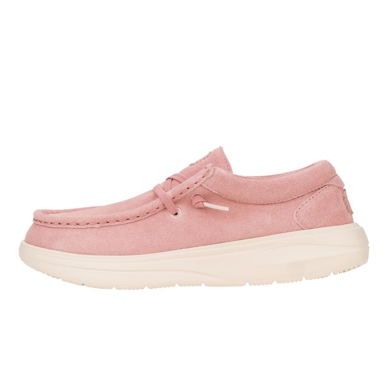 Ženska obutev HEYDUDE WENDY COMF SUEDE 42641 prikazuje udoben in elegantno sproščen model superg iz mehkega suede materiala. Zgornji del daje obutvi bolj prefinjen videz, hkrati pa ohranja značilno lahkotnost in fleksibilnost HEYDUDE modelov. Mehka konstrukcija omogoča enostavno obuvanje in dobro prileganje stopalu. Lahek podplat zagotavlja udobno blaženje in stabilnost pri vsakodnevni hoji, zato je model primeren za prosti čas, sprehode in sproščene, a urejene modne kombinacije.