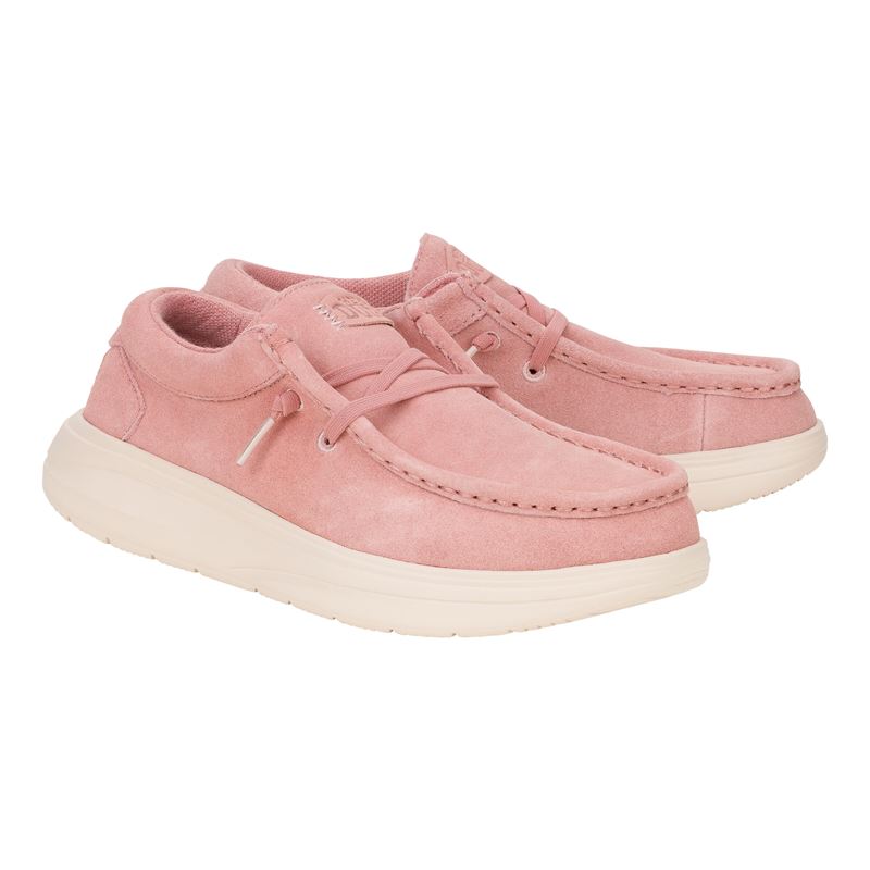 Ženska obutev HEYDUDE WENDY COMF SUEDE 42641 prikazuje udoben in elegantno sproščen model superg iz mehkega suede materiala. Zgornji del daje obutvi bolj prefinjen videz, hkrati pa ohranja značilno lahkotnost in fleksibilnost HEYDUDE modelov. Mehka konstrukcija omogoča enostavno obuvanje in dobro prileganje stopalu. Lahek podplat zagotavlja udobno blaženje in stabilnost pri vsakodnevni hoji, zato je model primeren za prosti čas, sprehode in sproščene, a urejene modne kombinacije.