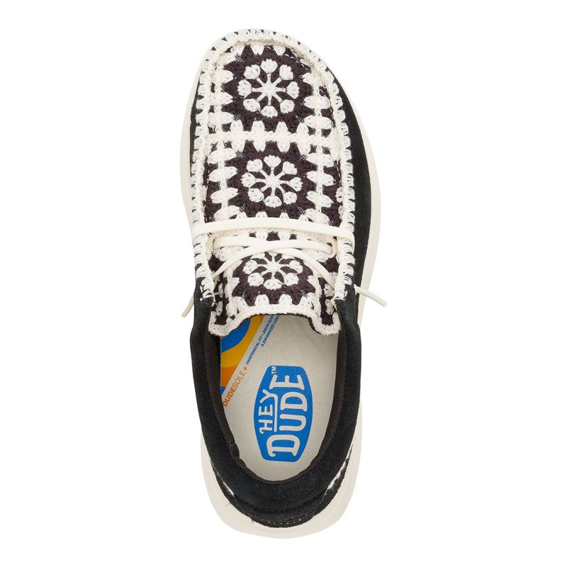 Ženska obutev HEYDUDE WENDY COMF SUEDE CROCHET 43108 prikazuje eleganten in sproščen model superg z mehkim suede zgornjim delom ter dekorativnimi kvačkanimi detajli. Kombinacija materialov daje obutvi prefinjen boho videz, ki se lepo poda k vsakodnevnim in poletnim kombinacijam. Mehka konstrukcija in elastične vezalke omogočajo enostavno obuvanje ter udobno prileganje stopalu