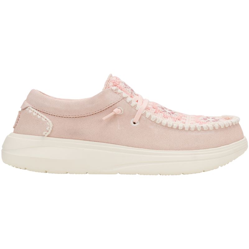Ženska obutev HEYDUDE WENDY COMF SUEDE CROCHET 43108 prikazuje eleganten in sproščen model superg, ki združuje mehak suede zgornji del in dekorativne kvačkane (crochet) detajle. Kombinacija materialov ustvarja unikaten boho videz z rahlo teksturo in modnim značajem. Obutev deluje lahkotno in udobno, z elastično zasnovo za enostavno obuvanje in dobro prileganje stopalu.