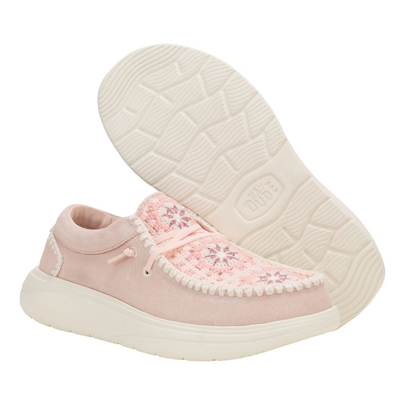 Ženska obutev HEYDUDE WENDY COMF SUEDE CROCHET 43108 prikazuje eleganten in sproščen model superg, ki združuje mehak suede zgornji del in dekorativne kvačkane (crochet) detajle. Kombinacija materialov ustvarja unikaten boho videz z rahlo teksturo in modnim značajem. Obutev deluje lahkotno in udobno, z elastično zasnovo za enostavno obuvanje in dobro prileganje stopalu.