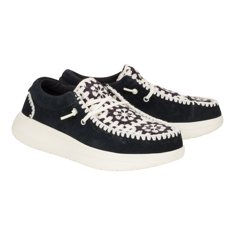 Ženska obutev HEYDUDE WENDY COMF SUEDE CROCHET 43108 prikazuje eleganten in sproščen model superg z mehkim suede zgornjim delom ter dekorativnimi kvačkanimi detajli. Kombinacija materialov daje obutvi prefinjen boho videz, ki se lepo poda k vsakodnevnim in poletnim kombinacijam. Mehka konstrukcija in elastične vezalke omogočajo enostavno obuvanje ter udobno prileganje stopalu