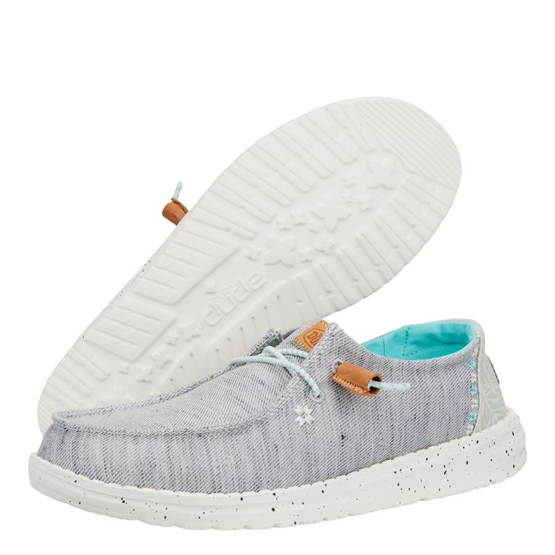 Ženska obutev HEYDUDE WENDY HEATHERED SLUB TROPICAL 40753 prikazuje lahek in sproščen model superg z meliranim zgornjim delom in tropskimi detajli. Material ima naraven, rahlo teksturiran videz, ki zagotavlja dobro zračnost in prijeten občutek pri nošenju. Mehka konstrukcija omogoča enostavno obuvanje ter udobno prileganje stopalu. Lahek podplat nudi dobro blaženje in stabilnost pri hoji, zato je model primeren za vsakodnevne aktivnosti, sprehode in sproščene poletne kombinacije.