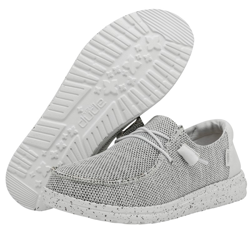 Ženski slip-on čevlji HEYDUDE Wendy Sox 40078-1KA v sodobnem casual videzu. Lahkotna tekstilna obutev z mehkim zgornjim delom, prilagodljivim krojem in udobnim podplatom za sproščen korak skozi ves dan. Idealen model za prosti čas, sprehode in vsakodnevno udobje.
