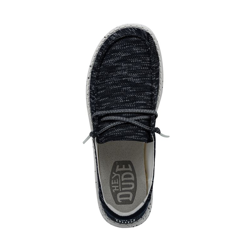Ženska obutev HEYDUDE WENDY SOX 40078 prikazuje izjemno lahek “sock” model superg, ki se tesno in udobno prilega stopalu. Raztegljiv zgornji del v obliki nogavice zagotavlja mehak občutek, dobro zračnost in enostavno obuvanje brez vezalk. Minimalističen dizajn poudarja sodoben, športno-eleganten videz, ki je primeren za vsakodnevne kombinacije. Lahek in prožen podplat nudi dobro blaženje ter stabilnost pri hoji, zato je model idealen za prosti čas.