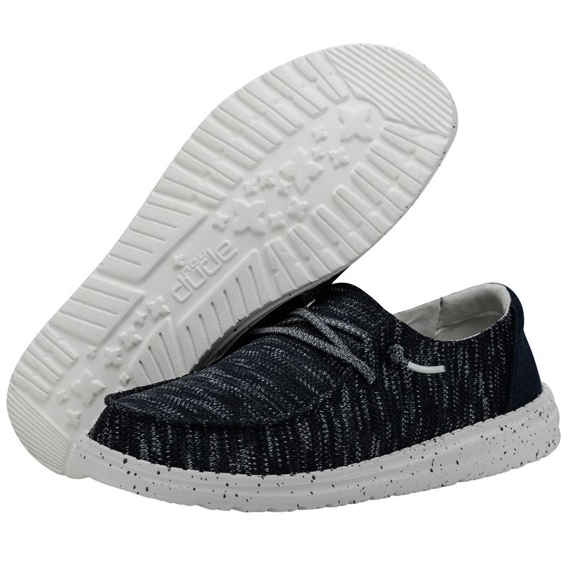 Ženska obutev HEYDUDE WENDY SOX 40078 prikazuje izjemno lahek “sock” model superg, ki se tesno in udobno prilega stopalu. Raztegljiv zgornji del v obliki nogavice zagotavlja mehak občutek, dobro zračnost in enostavno obuvanje brez vezalk. Minimalističen dizajn poudarja sodoben, športno-eleganten videz, ki je primeren za vsakodnevne kombinacije. Lahek in prožen podplat nudi dobro blaženje ter stabilnost pri hoji, zato je model idealen za prosti čas.