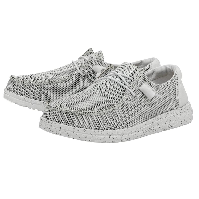 Ženska obutev HEYDUDE WENDY SOX 40078 prikazuje izjemno lahek in sodoben “sock” model superg, ki se popolnoma prilagodi stopalu. Raztegljiv zgornji del v obliki nogavice zagotavlja udobno prileganje, mehak občutek in enostavno obuvanje brez vezalk. Minimalističen dizajn poudarja športno-eleganten videz, medtem ko lahek podplat nudi dobro blaženje in stabilnost pri vsakodnevni hoji. Model je primeren za prosti čas, sprehode in sproščene vsakodnevne kombinacije.