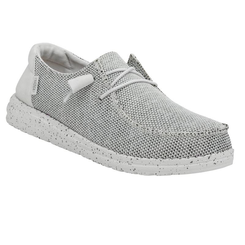 Ženska obutev HEYDUDE WENDY SOX 40078 prikazuje izjemno lahek in sodoben “sock” model superg, ki se popolnoma prilagodi stopalu. Raztegljiv zgornji del v obliki nogavice zagotavlja udobno prileganje, mehak občutek in enostavno obuvanje brez vezalk. Minimalističen dizajn poudarja športno-eleganten videz, medtem ko lahek podplat nudi dobro blaženje in stabilnost pri vsakodnevni hoji. Model je primeren za prosti čas, sprehode in sproščene vsakodnevne kombinacije.