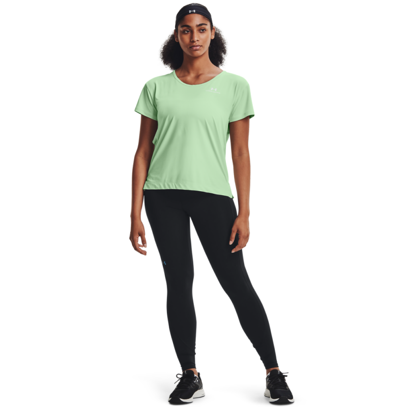 Ženska športna majica UA RUSH ENERGY CORE SS od znamke Under Armour je idealna izbira za aktivne ženske, ki cenijo udobje in funkcionalnost med športnimi aktivnostmi.