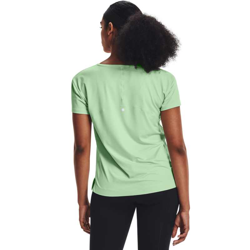 Ženska športna majica UA RUSH ENERGY CORE SS od znamke Under Armour je idealna izbira za aktivne ženske, ki cenijo udobje in funkcionalnost med športnimi aktivnostmi.