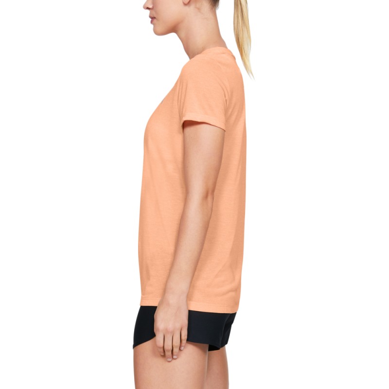 The UA Threadborne Train Twist women's sports shirt is made from extremely soft and breathable fabric that allows for quick drying and complete comfort during workouts. With a slightly loose fit and sporty design, it is ideal for training, running, or leisure.