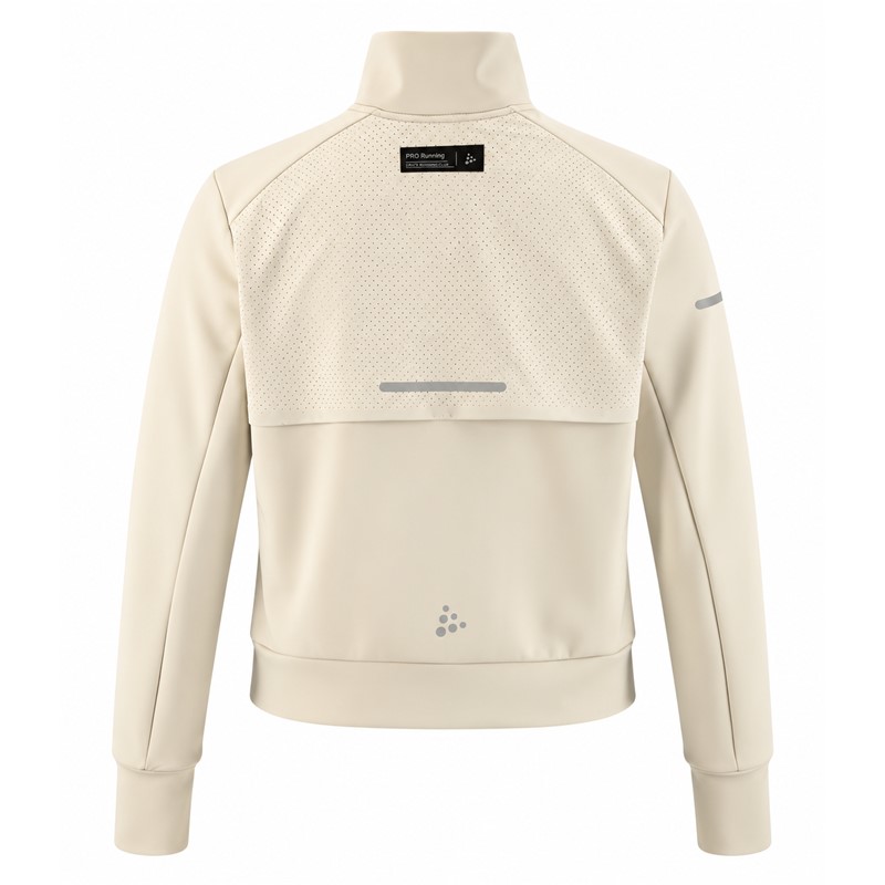 Originalna ženska tehnična tekaška jakna CRAFT SubZ Jacket 4 W Plaster v svetlo bež barvi. Napredna trislojna konstrukcija na sprednjem delu zagotavlja zaščito pred vetrom in prijetno toplotno udobje, mehka dvoslojna jersey tkanina na rokavih in hrbtu pa omogoča prilagodljivost med gibanjem. Perforirani prezračevalni elementi, dva skrita žepa z zadrgo in odsevni potiski zagotavljajo dodatno funkcionalnost pri intenzivnem teku v hladnem vremenu.