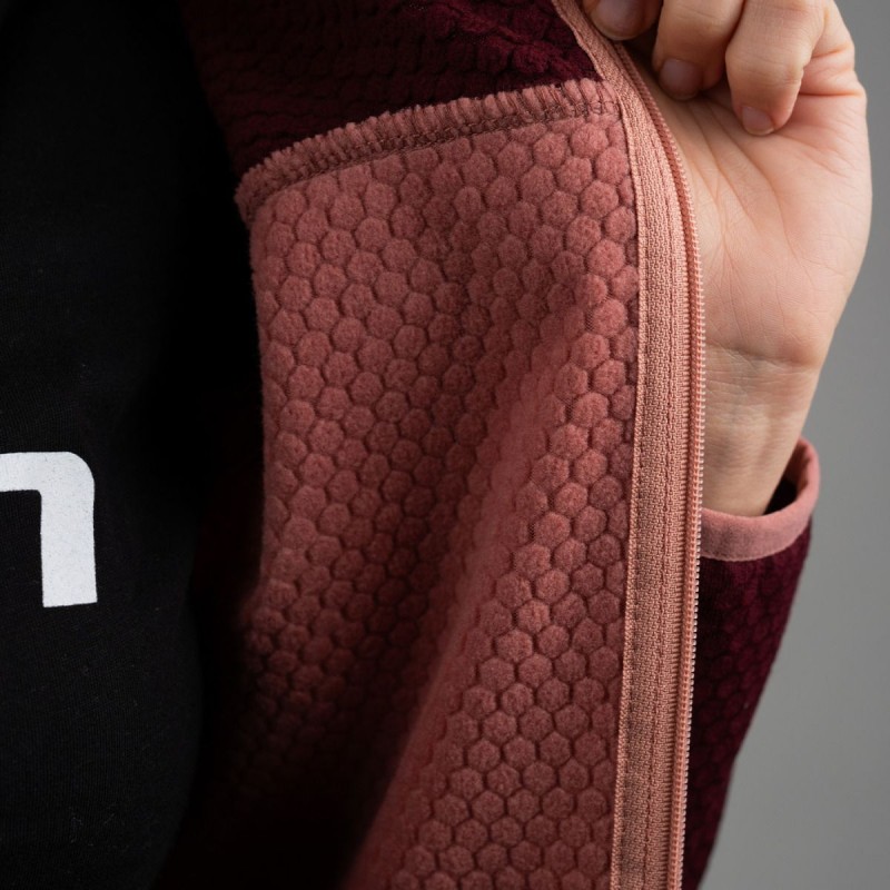 Odkrijte popolno kombinacijo udobja, funkcionalnosti in sodobnega oblikovanja z jopico iz flisa Elan. Vsestranska jopica nudi izjemno toploto in odvajanje vlage, zato je idealna za telesno aktivnost.