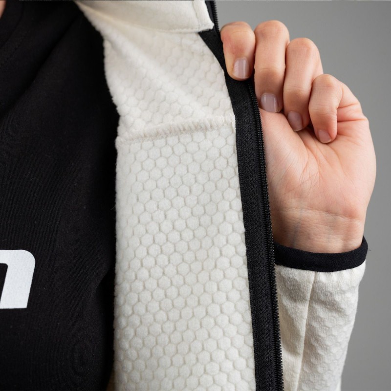 Odkrijte popolno kombinacijo udobja, funkcionalnosti in sodobnega oblikovanja z jopico iz flisa Elan. Vsestranska jopica nudi izjemno toploto in odvajanje vlage, zato je idealna za telesno aktivnost.