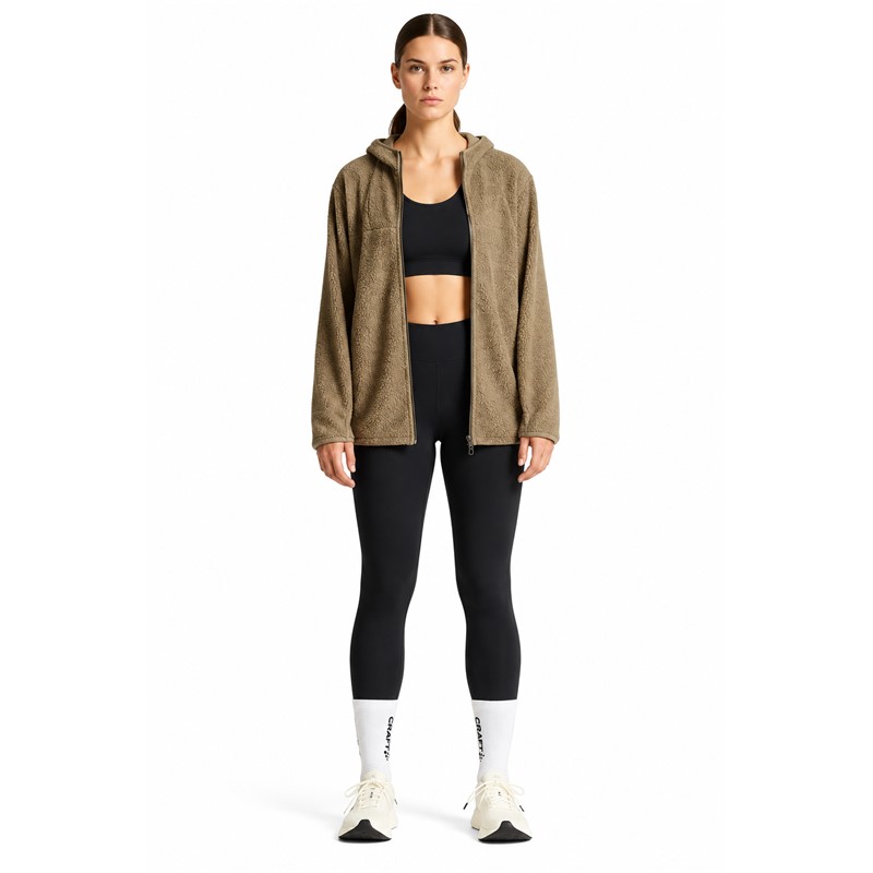Originalne ženske funkcionalne tekaške pajkice CRAFT ADV Essence Warm Tights 3 W Black v črni barvi. Mehka in raztegljiva jersey tkanina z rahlo krtačeno notranjostjo zagotavlja prijetno toplotno udobje med intenzivnimi treningi v hladnem vremenu. Srednje visok pas z nastavljivo notranjo vrvico, dva stranska žepa in odsevni detajli zagotavljajo dodatno funkcionalnost pri jesenskem in zimskem teku.